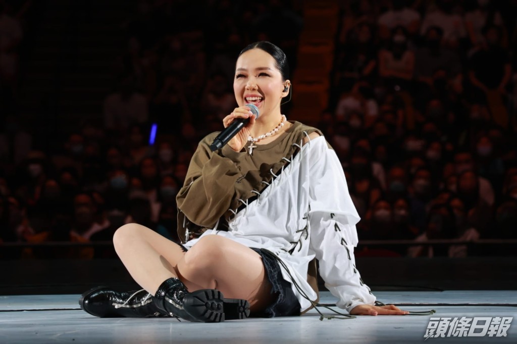 坐在台上的衛蘭好cute。